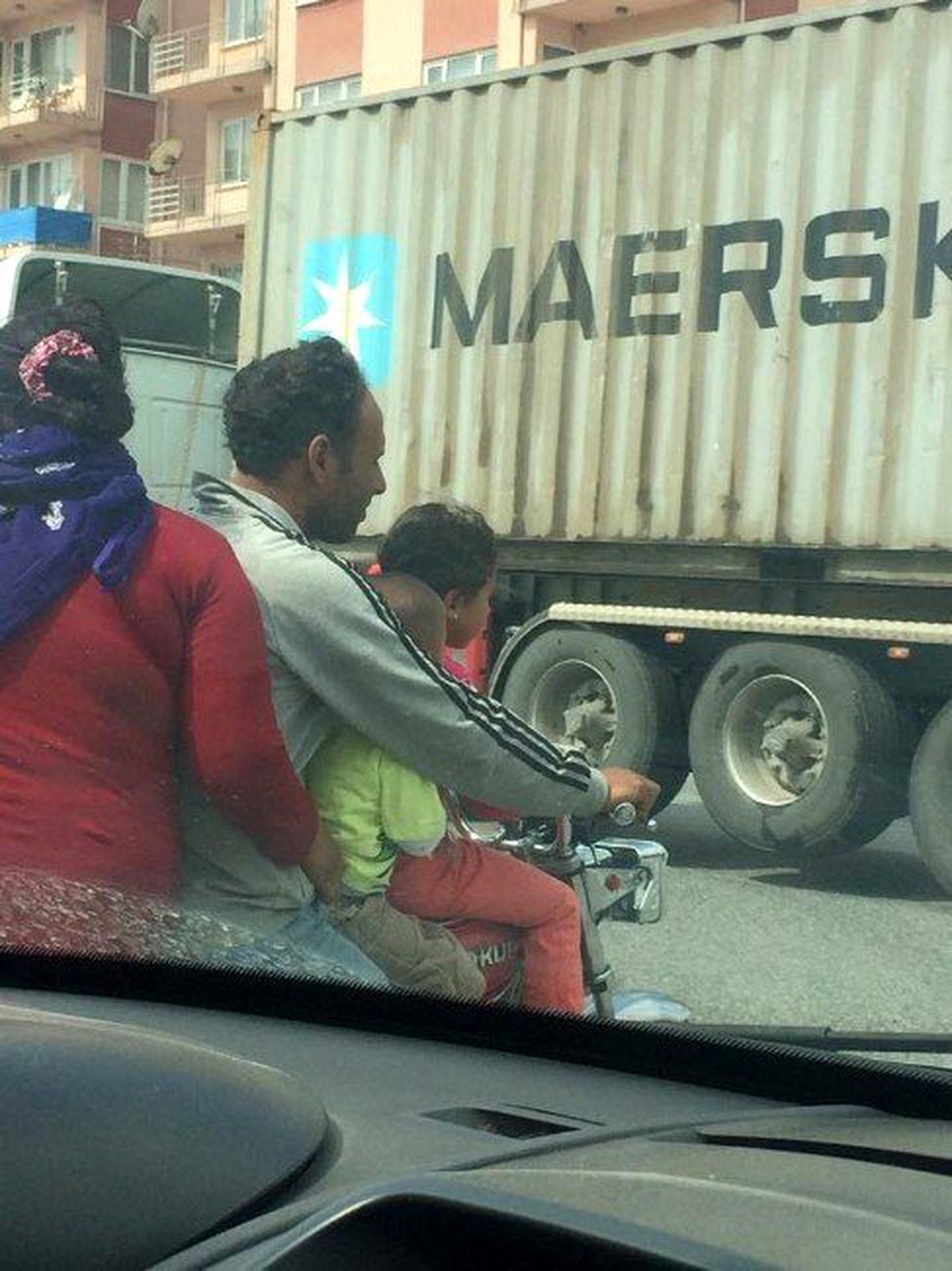 Motosiklet Üzerinde Tehlikeli Yolculuk