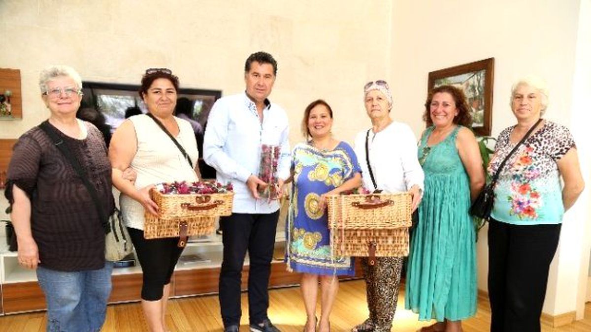 Örgü Grubu, Yeni Kumaş Begonvillerini Başkan Kocadon\'a Gösterdi