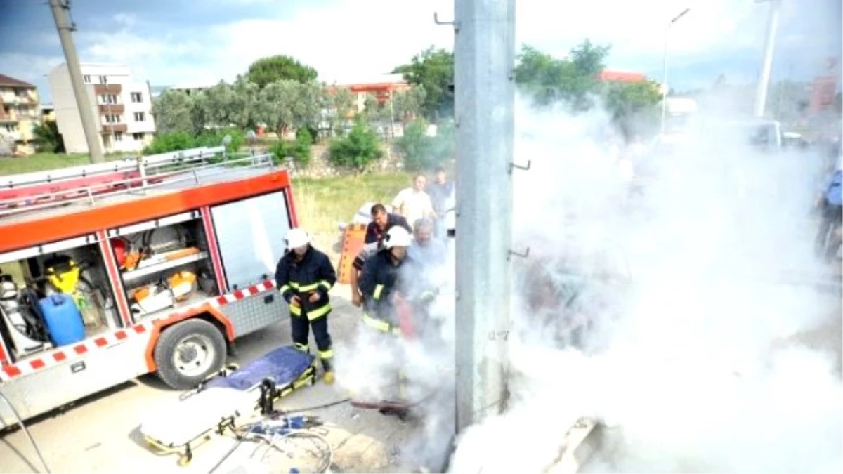 Otomobil Direğe Çarptı, Trafo Alev Aldı: 1 Ölü, 1 Yaralı