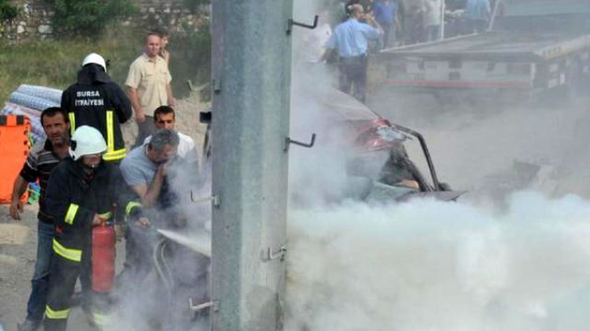 Otomobilde Sıkışan Yaralıyı Kurtarma Çalışmaları Sırasında Çıkan Yangın Korkuttu