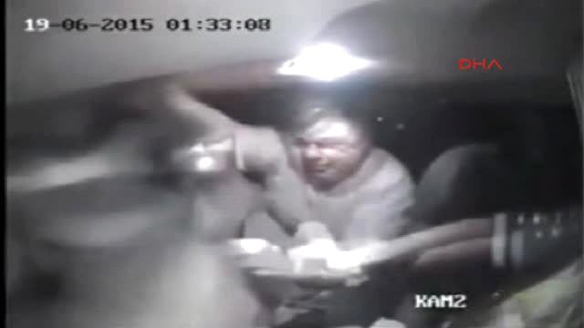 Otomobilin İçine Alınan Zanlı İki Polisi Bıçaklarken Güvenlik Kamerasına Yansıdı