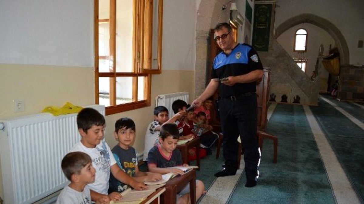 Polisler Kur\'an Kurslarını Ziyaret Etti
