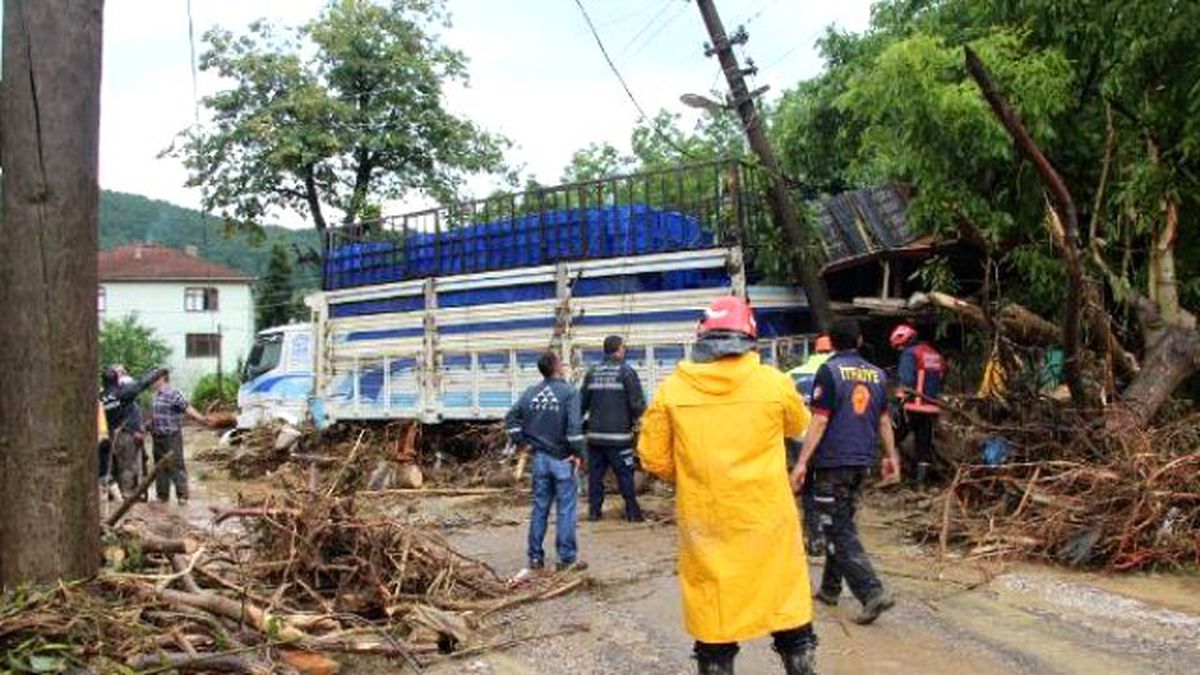 Sakarya'da Dere Taştı, Genç Kadın Sel Sularına Kapılarak Kayboldu