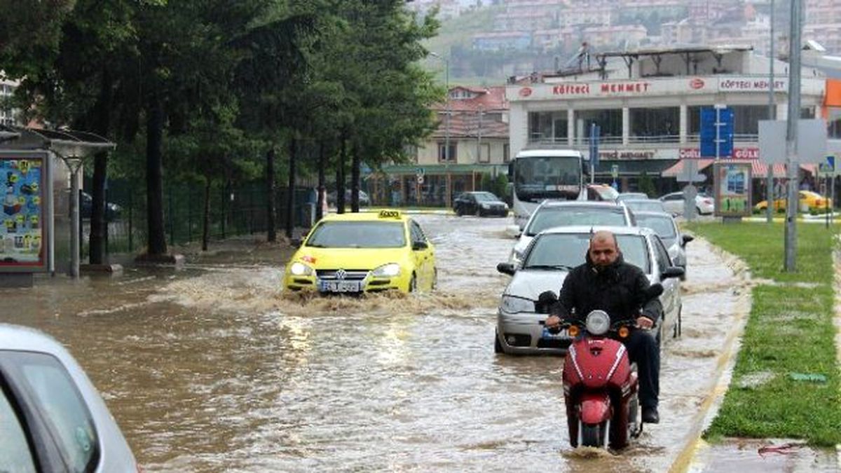 Serdivan\'da Yollar Sular Altında Kaldı