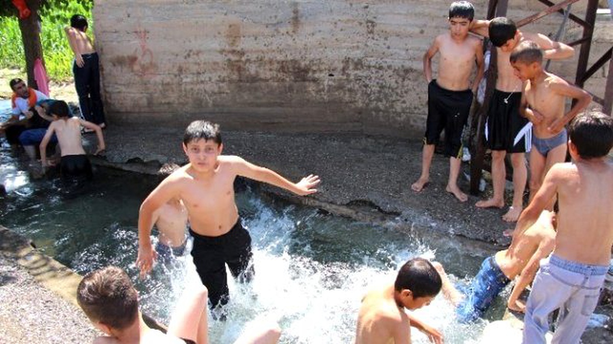 Sıcaktan Bunalan Çocuklar Su Kanalına Akın Etti