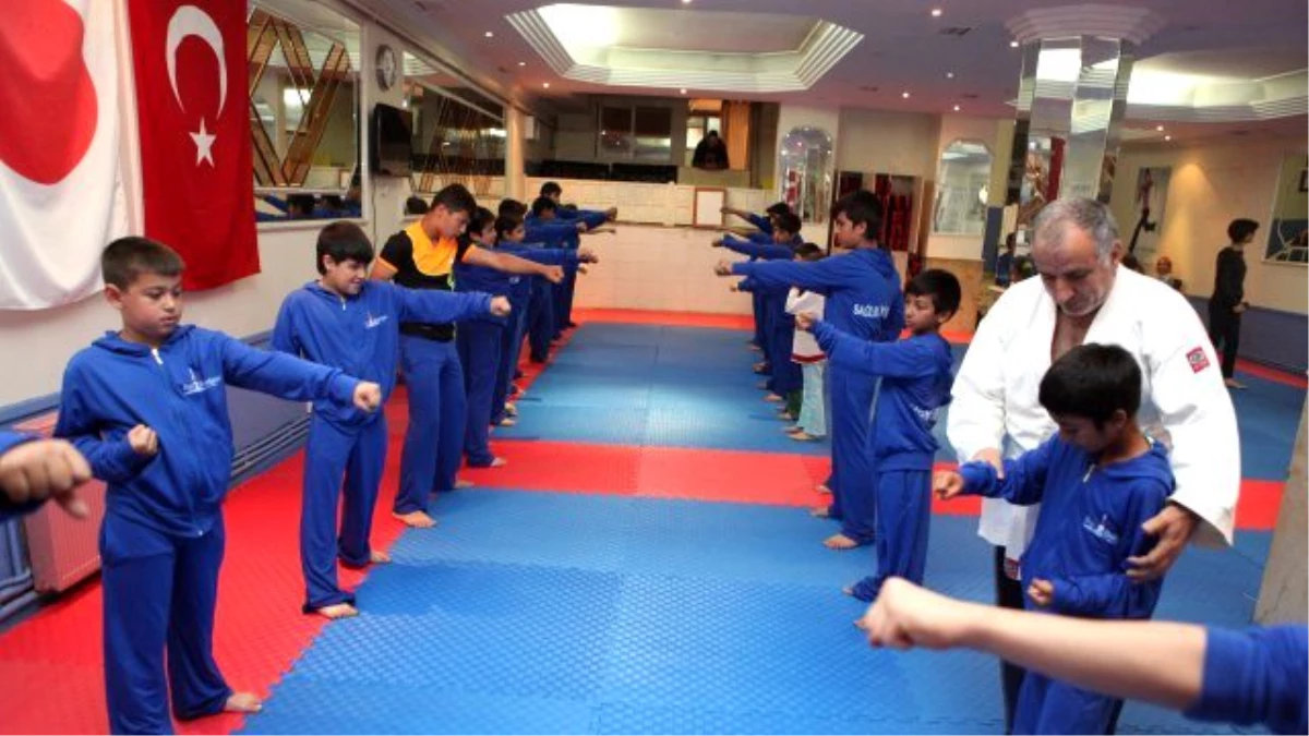 Şişli\'de Kuştepeli Çocuklar Karate İle Hayata Tutunuyor