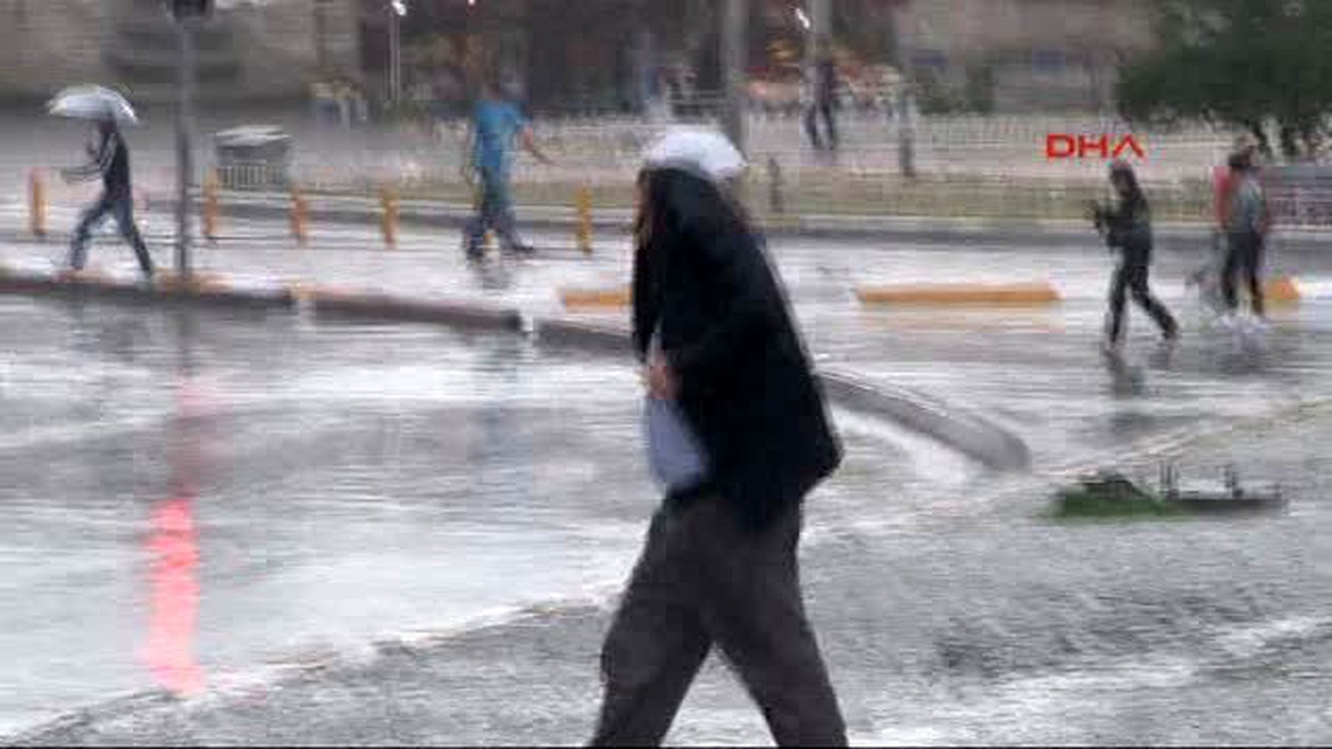 Taksim\'de Vatandaşlar Yağmura Hazırlıksız Yakalandı