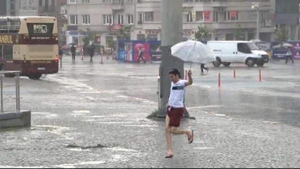 Taksim\'de Vatandaşlar Yağmura Hazırlıksız Yakalandı