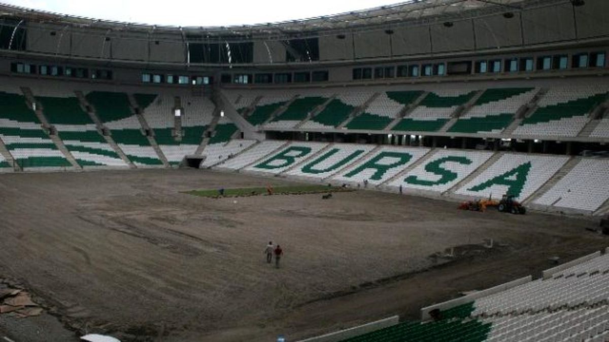 Timsah Arena\'da Çim Serme İşlemine Başlandı
