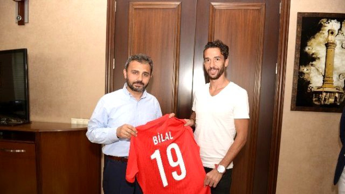 Ünlü Futbolcu\'dan Başkan Külcü\'ye Milli Forma Hediyesi
