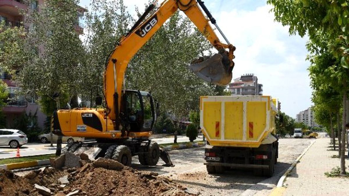 Uşak\'ta Bozuk Yollarda Çalışmalar Devam Ediyor