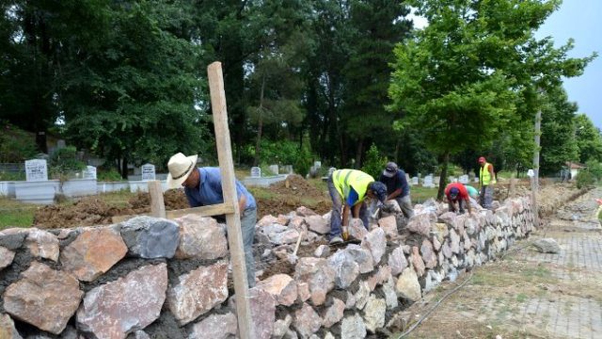 Uzuntarla Merkez Mezarlık Duvarları Yenileniyor