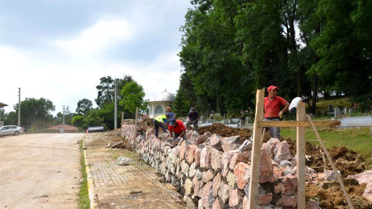 Uzuntarla Merkez Mezarlık Duvarları Yenileniyor