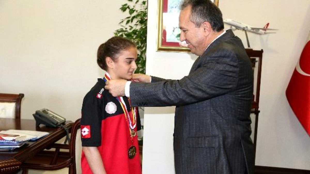 Vali Fidan\'dan Balkan Şampiyonu Apaydın\'a Altın