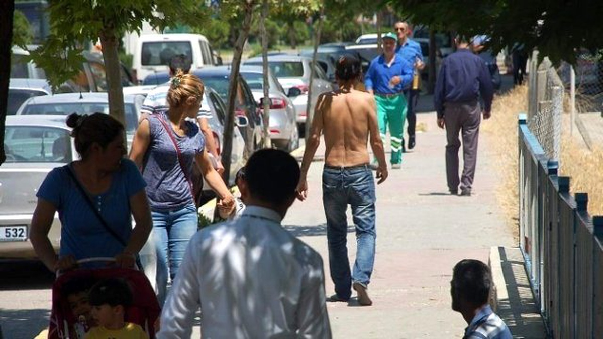 Yarı Çıplak Şahıs Ara Sokaklarda Kayıplara Karıştı