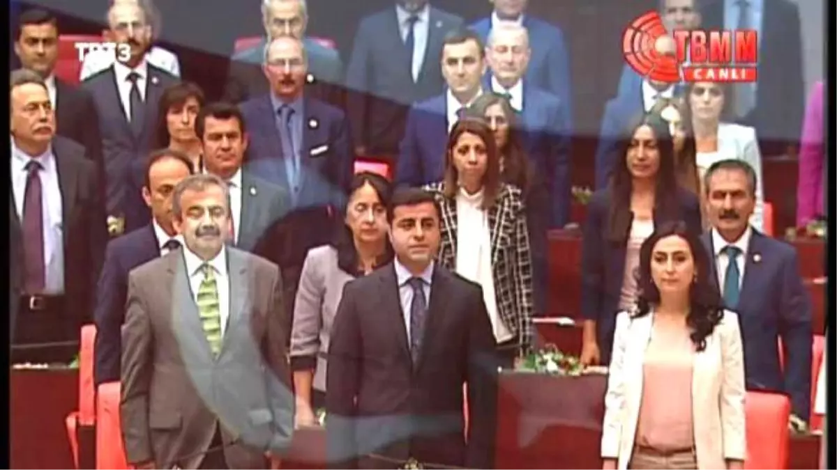 Yemin Töreni Öncesi HDP'li Vekiller İstiklal Marşı'nı Okumadı