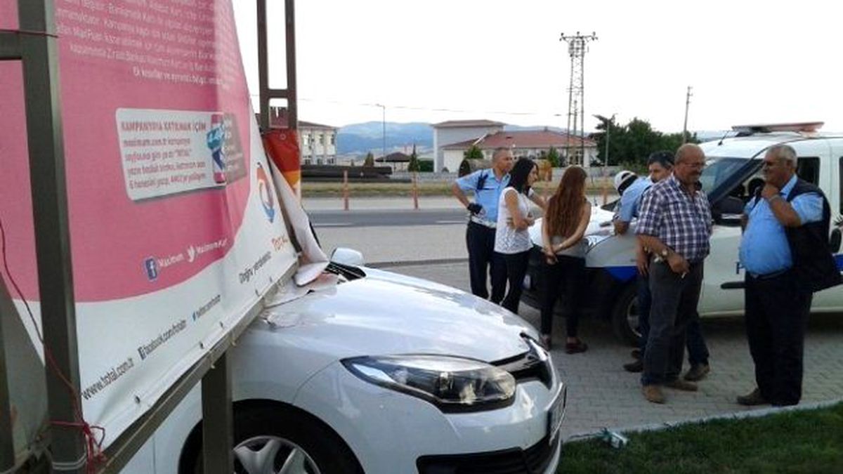 Tekirdağ\'da Yoldan Çıkan Otomobil Benzinliğe Daldı