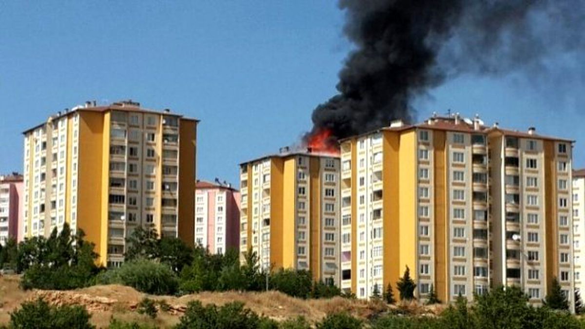 10 Katlı Binanın Çatısı Isıtıcı Tüplerden Yandı