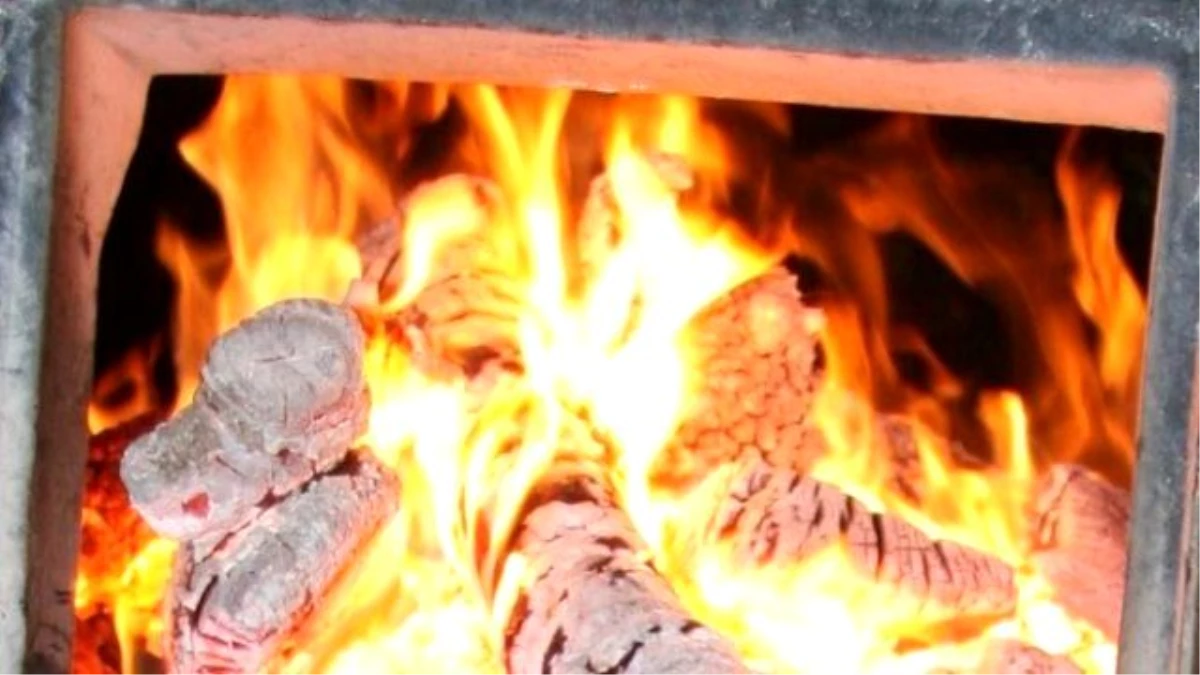230 Derece Sıcaklıktaki Fırının Önünde "Oruç" Tutuyor