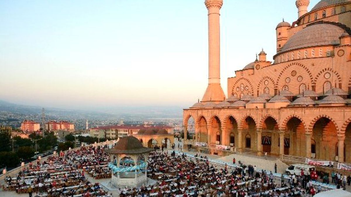 Abdülhamid Han Cami İftarda Doldu Taştı