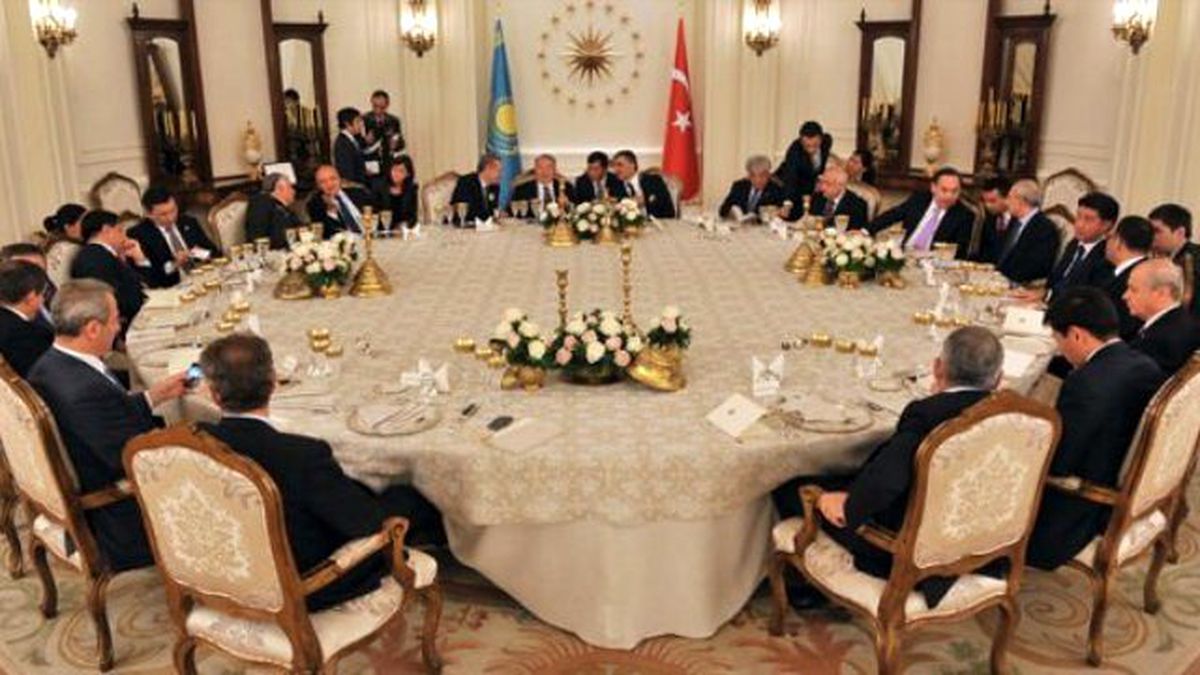 Bahçeli ve Kılıçdaroğlu da Oturmuş!
