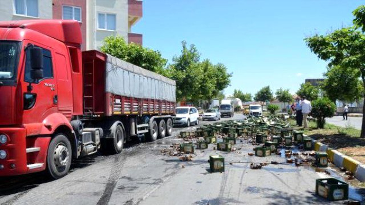 Branda Yırtılınca Yüzlerce Bira Şişesi Yola Saçıldı
