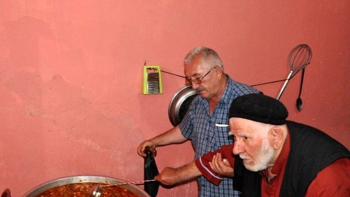 Cennet Dede, 16 Yıldır İhtiyaç Sahiplerine İftar Yemeği Dağıtıyor