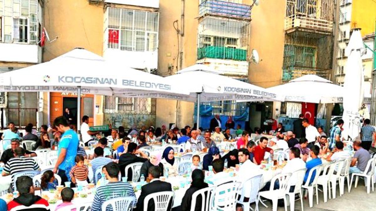 Çolakbayrakdar\'dan Mahalle Sakinlerine İftar