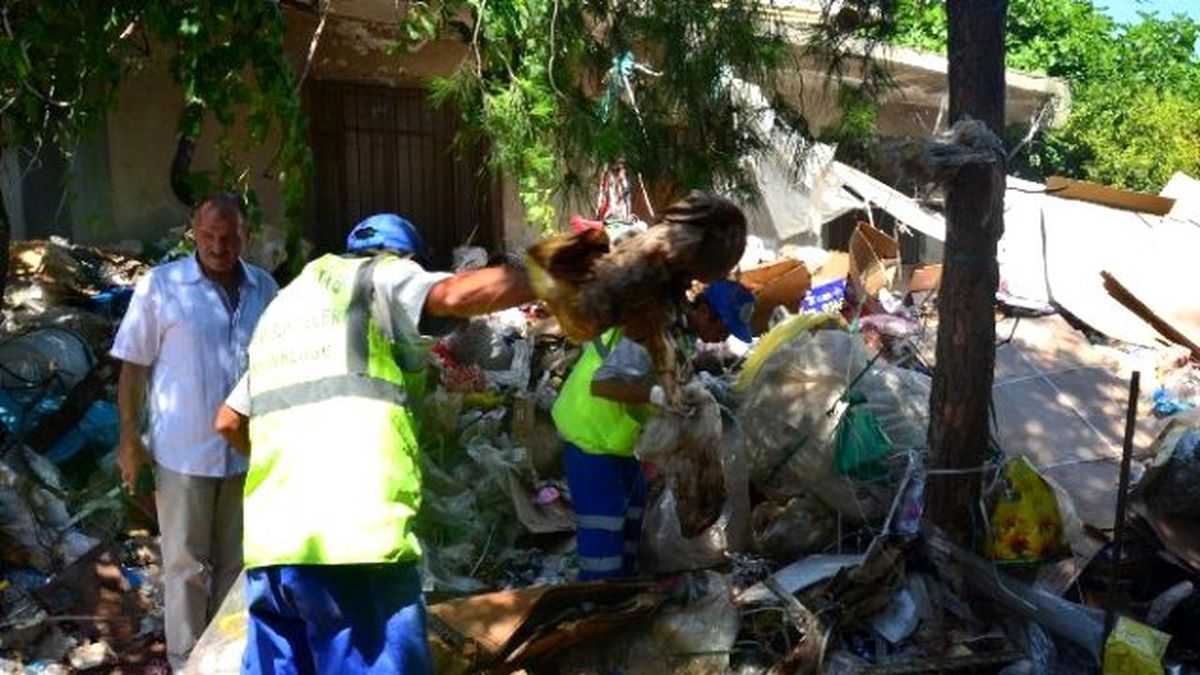 Çöp Ev Haline Gelen Kullanılmayan Ev, Belediye Tarafından Temizlendi