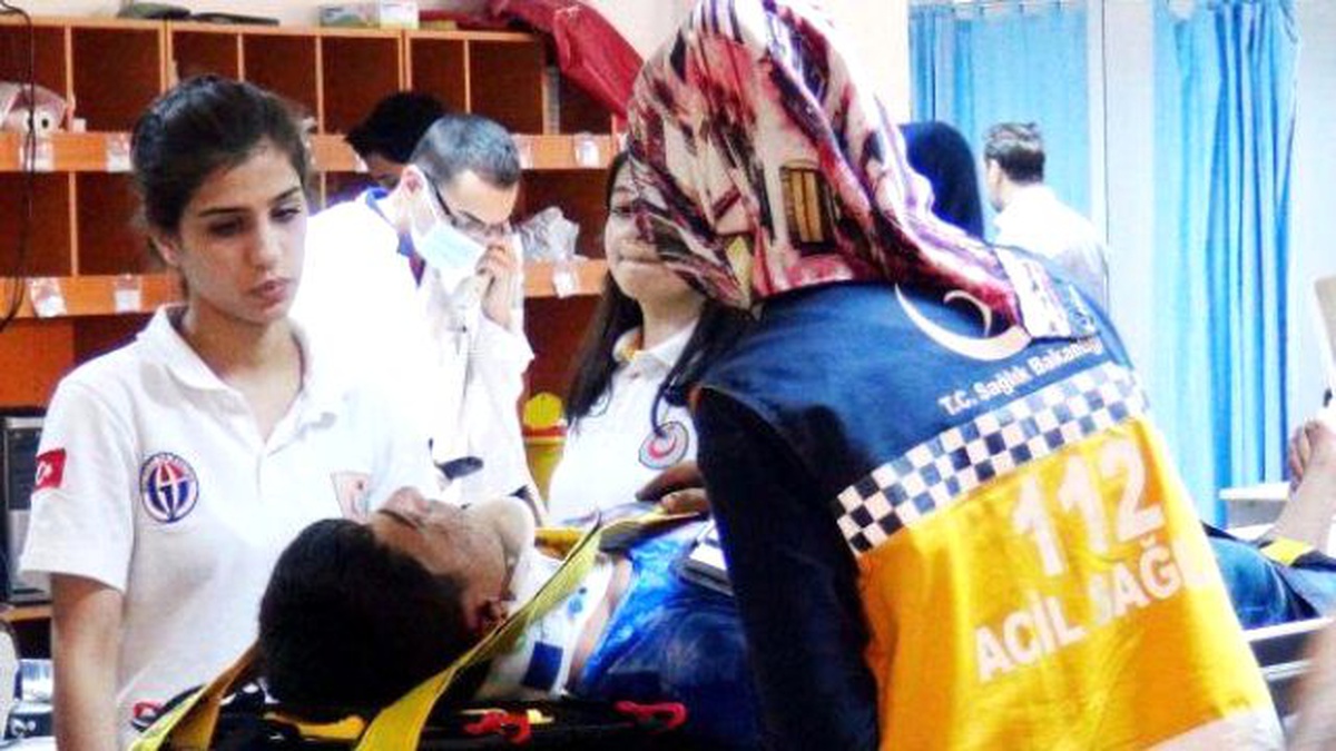 Devrilen Motosikletten Yola Savrulan Genç Yaralandı