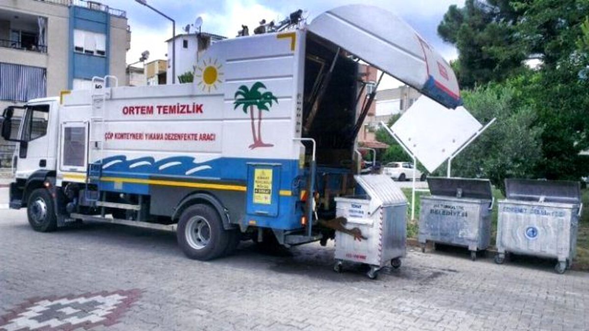Edremit Belediyesi Çöp Konteynerlerini Dezenfekte Ediyor