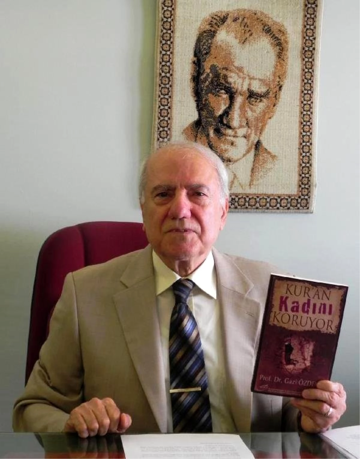 Emekli Nöroloji Profesörü Özdemir, \'Kuran Kadını Koruyor\' Adlı Kitabını Tanıttı
