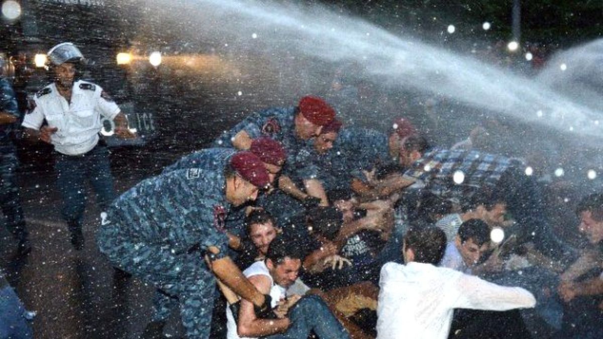 Erivan\'da Elektrik Zammı Protestosuna Polis Müdahalesi
