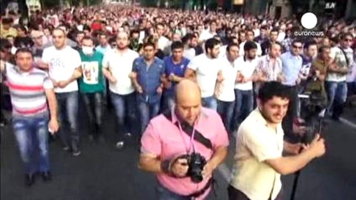 Erivan\'da Gösteriler Sürüyor