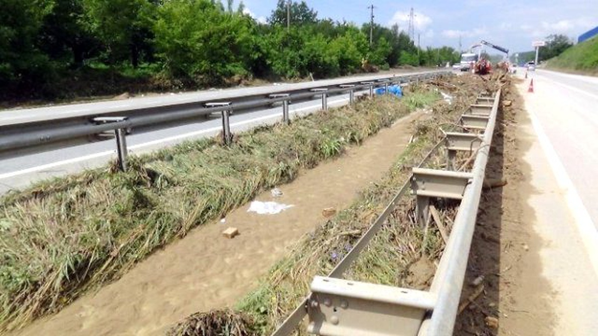 Eşme\'de Yol Temizleme Çalışmaları Sürüyor