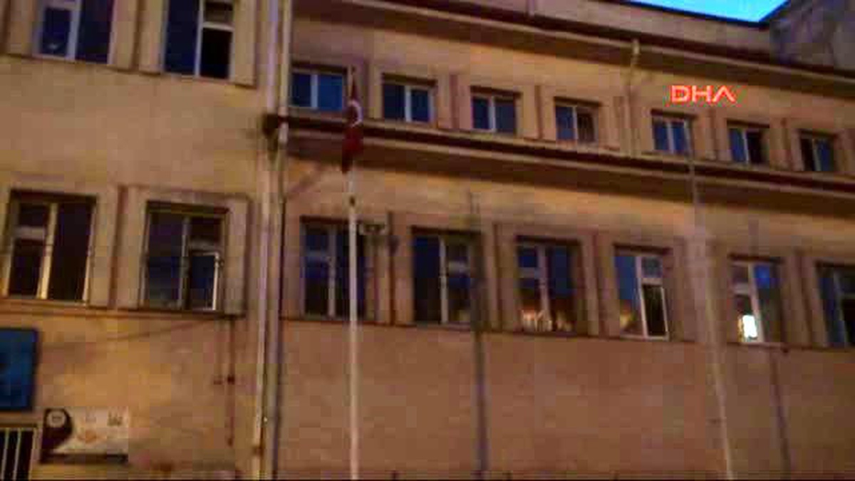 Gaziantep Okulun Düşen Bayrağı Polisi Harekete Geçirdi