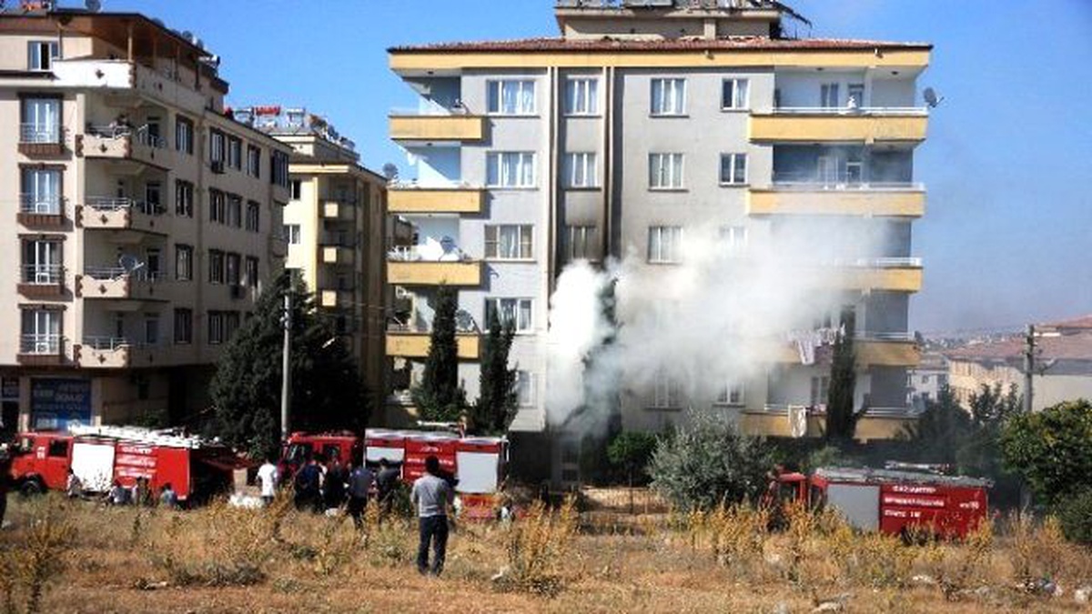 Gaziantep\'te Apartman Katında Çıkan Yangın Korkuttu