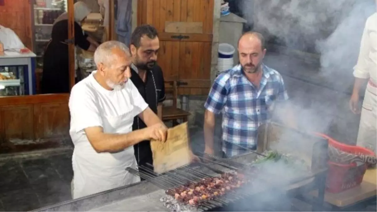 Gaziantepliler Sahurda Kebapçılara Akın Ediyor