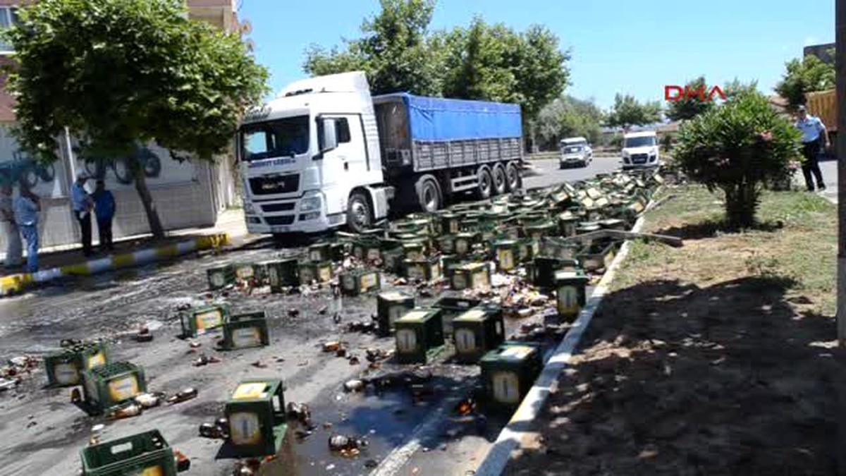Gelibolu - Branda Yırtılınca Yüzlerce Bira Şişesi Yola Saçıldı