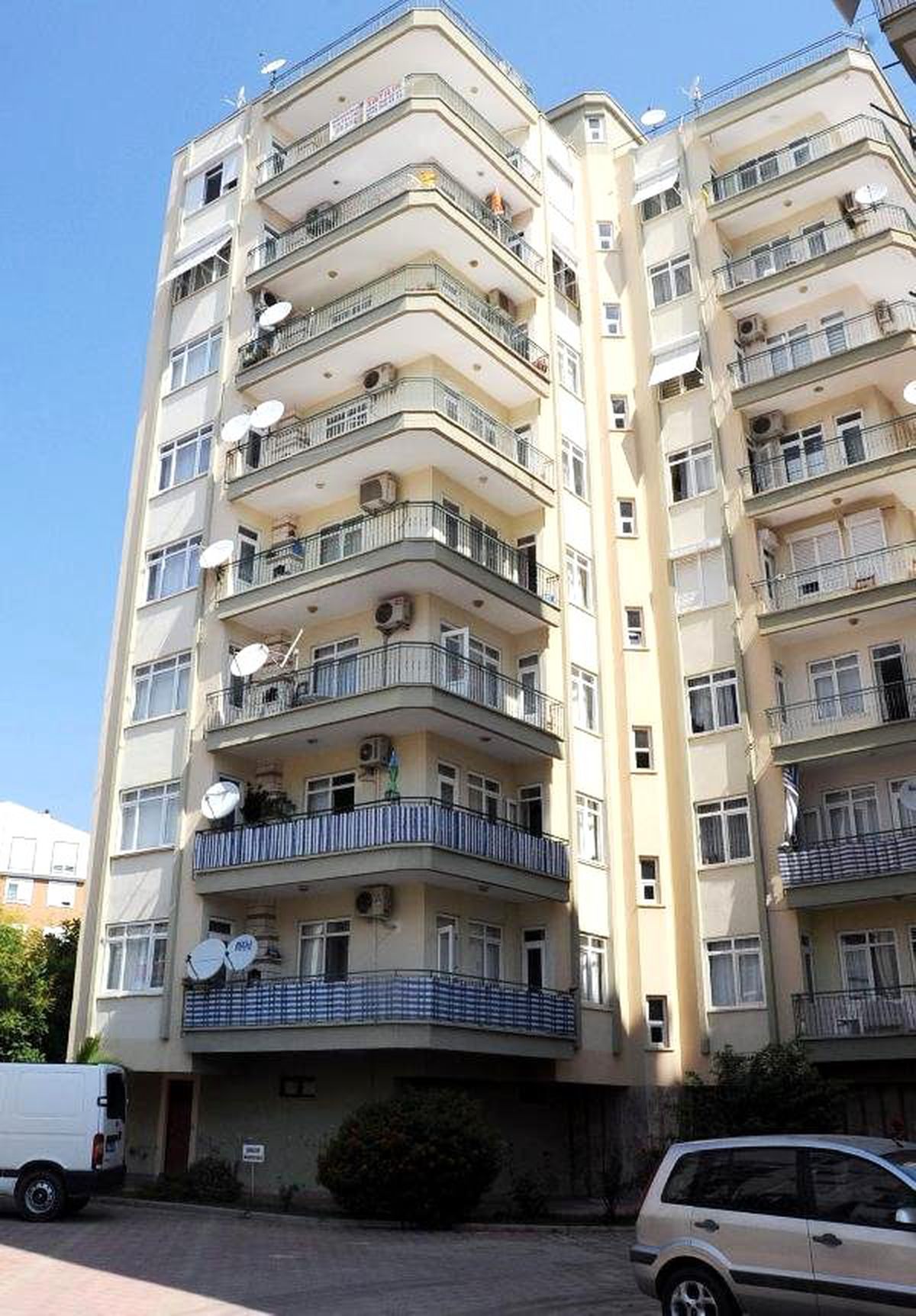 Genç Kızın Mucize Kurtuluşu! 7'nci Kattan 5'inci Kata Düştü