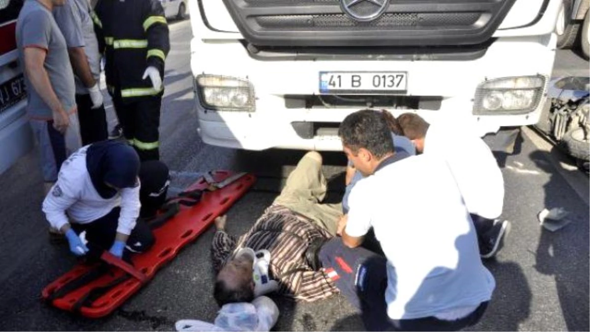 Kamyon Çarpan Motosikletteki Turist Çift Yaralandı