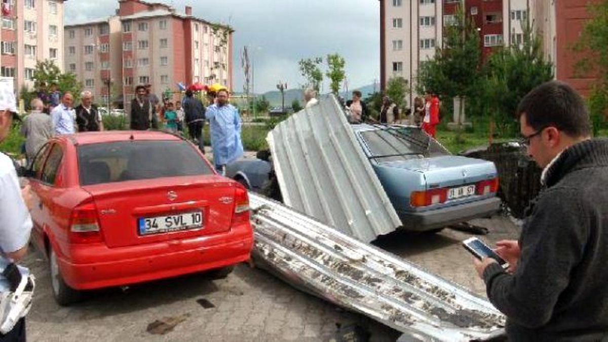 Kars\'ta Fırtına Çatıları Uçurdu