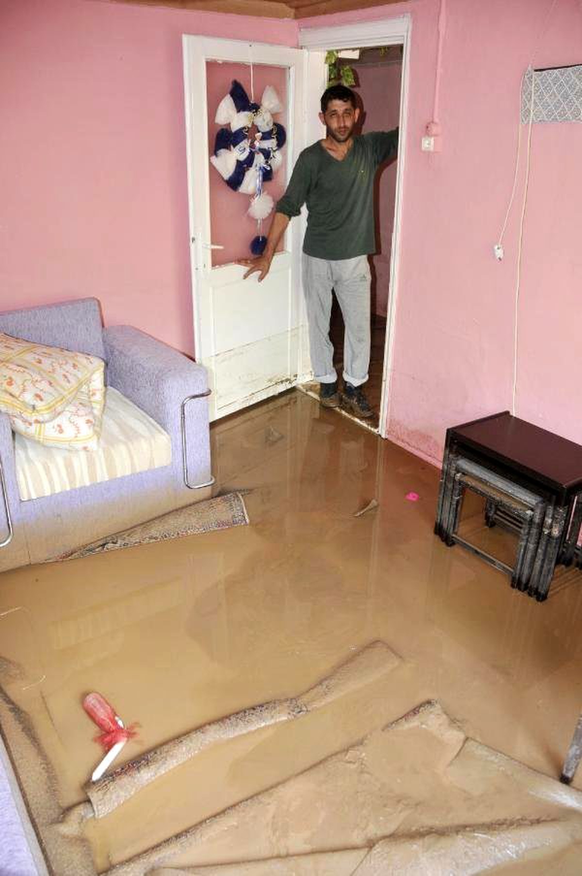 Kartepe Eşme\'de Sel Suları Yüzünden Birçok Eve Girilemiyor