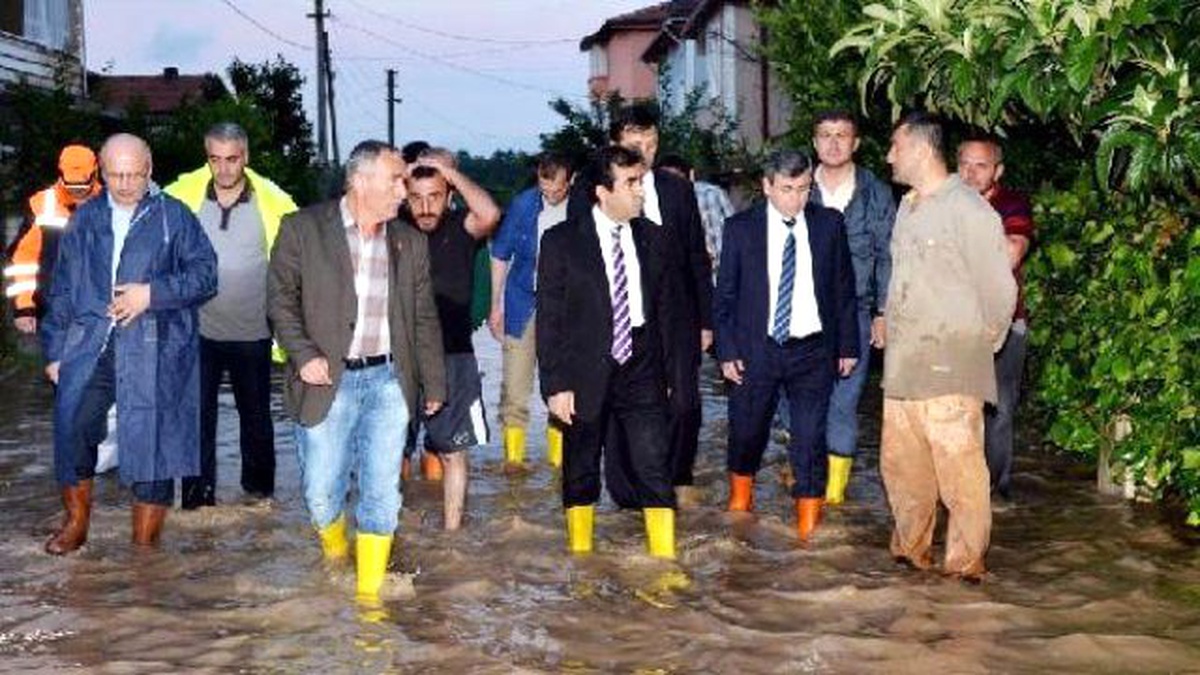 Kartepe Eşme\'de Sel Suları Yüzünden Birçok Eve Girilemiyor (2)