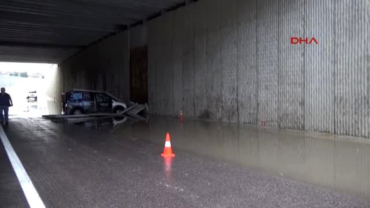 Kastamonu Kamyonet Alt Geçit Duvarına Çarptı