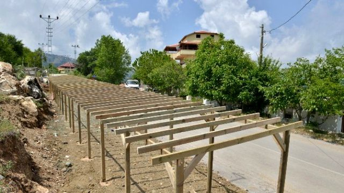 Konyaaltı\'nda Yayla Yolu Üzerinde Pazar Stantları
