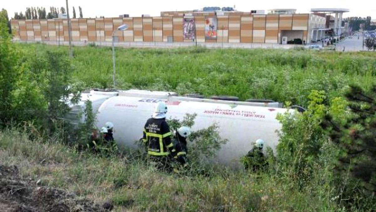 Lpg Tankeri Şarampole Devrildi: 1 Yaralı