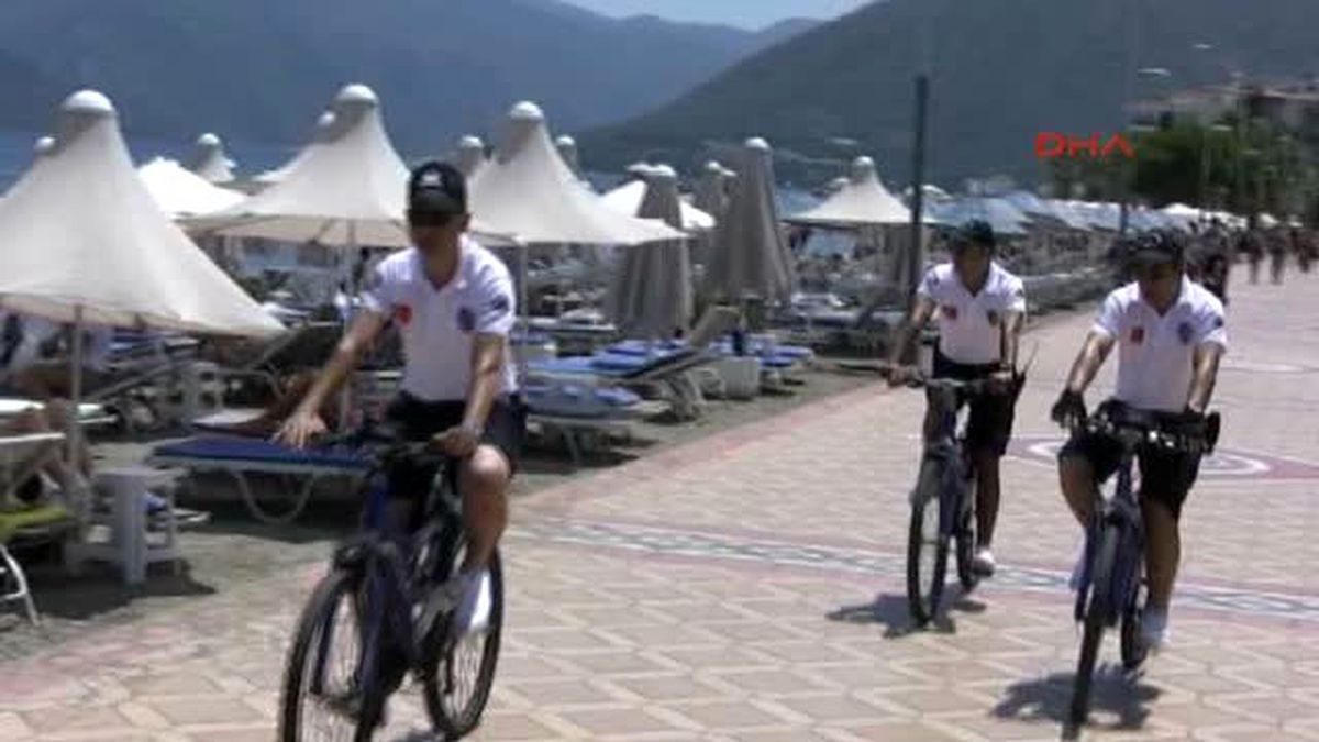 Marmaris\'te 2 Dil Bilen Bisikletli Polisler Plajlarda