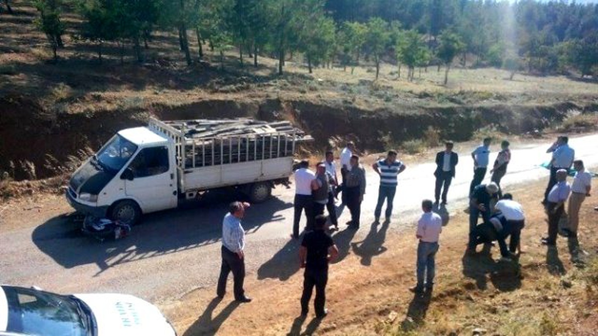 Motosiklet ile Kamyonet Çarpıştı: 2 Ölü