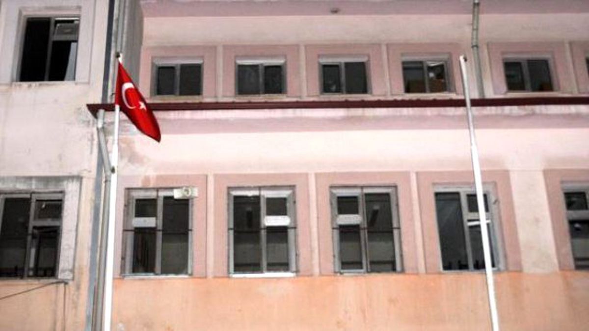 Okulun Düşen Bayrağı Polisi Harekete Geçirdi